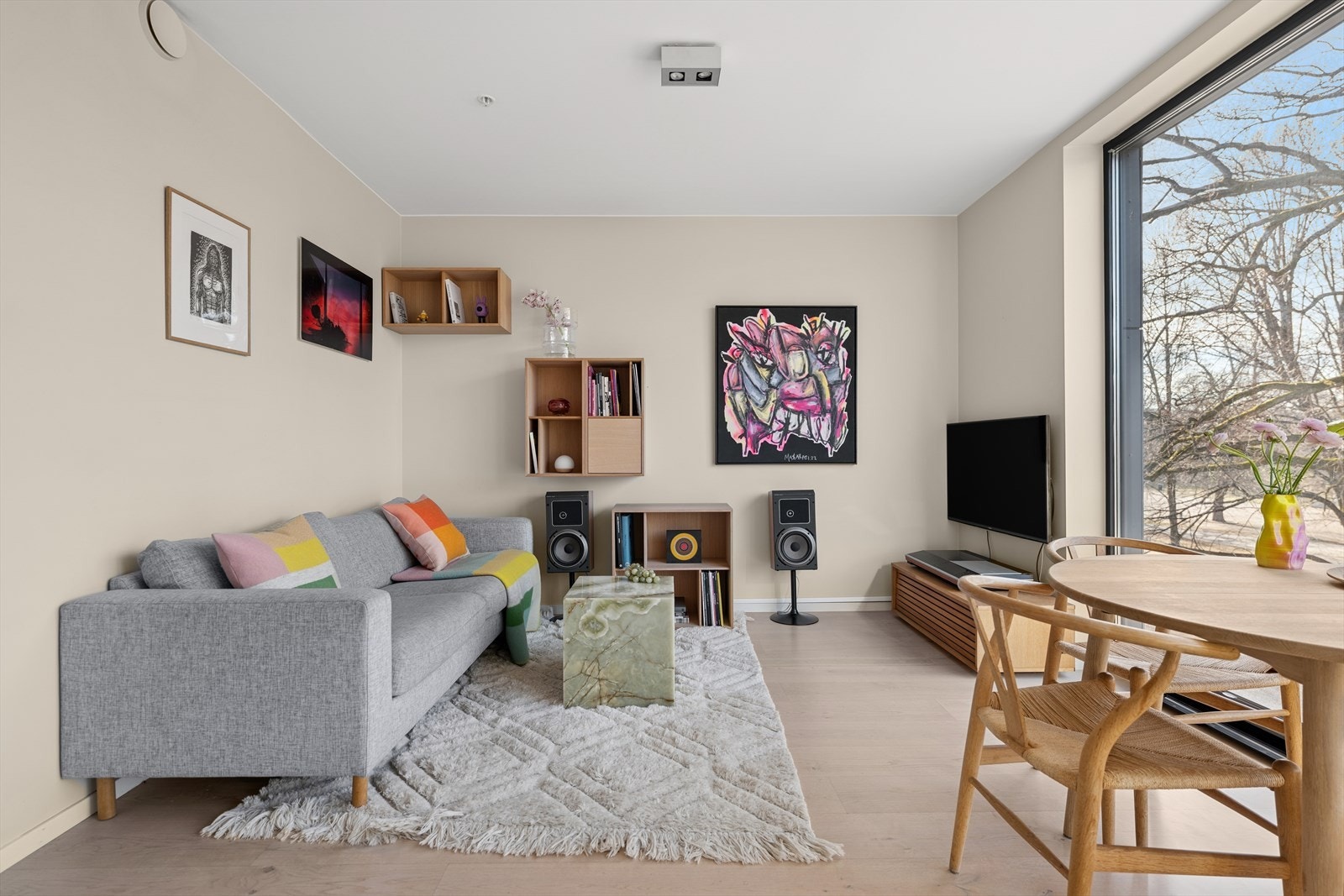 Den sosiale stuen er i åpen løsning mot kjøkkenet og har en god planløsning som gjør det enkelt å innrede de egnete sonene etter eget ønske Galleribilde