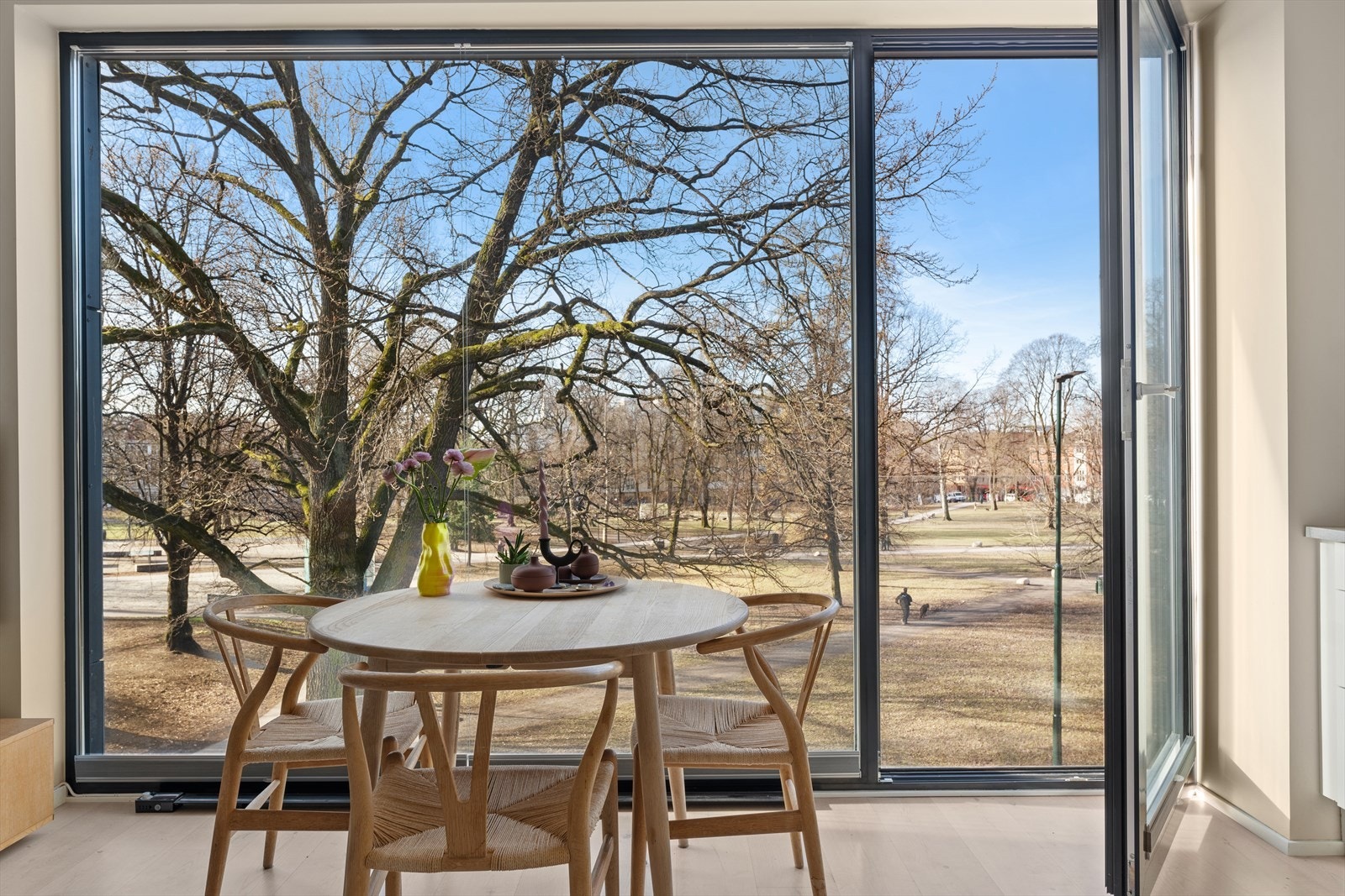 Det store vinduet kan enkelt åpnes og benyttes som en flott fransk balkong Galleribilde