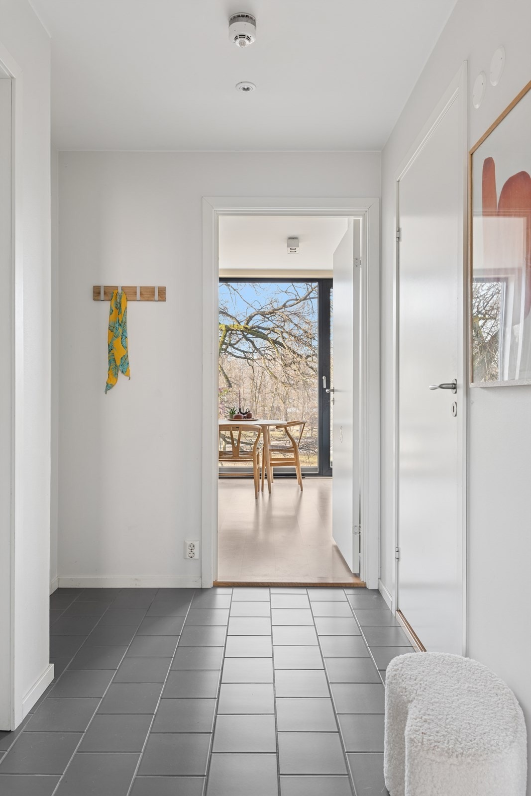 Du kommer hjem til en lys og innbydende entré med downlights i tak, samt god plass til å henge fra deg yttertøy og sette fra deg sko. I tilknytning entréen har du en praktisk innvendig bod på 1 m². Galleribilde