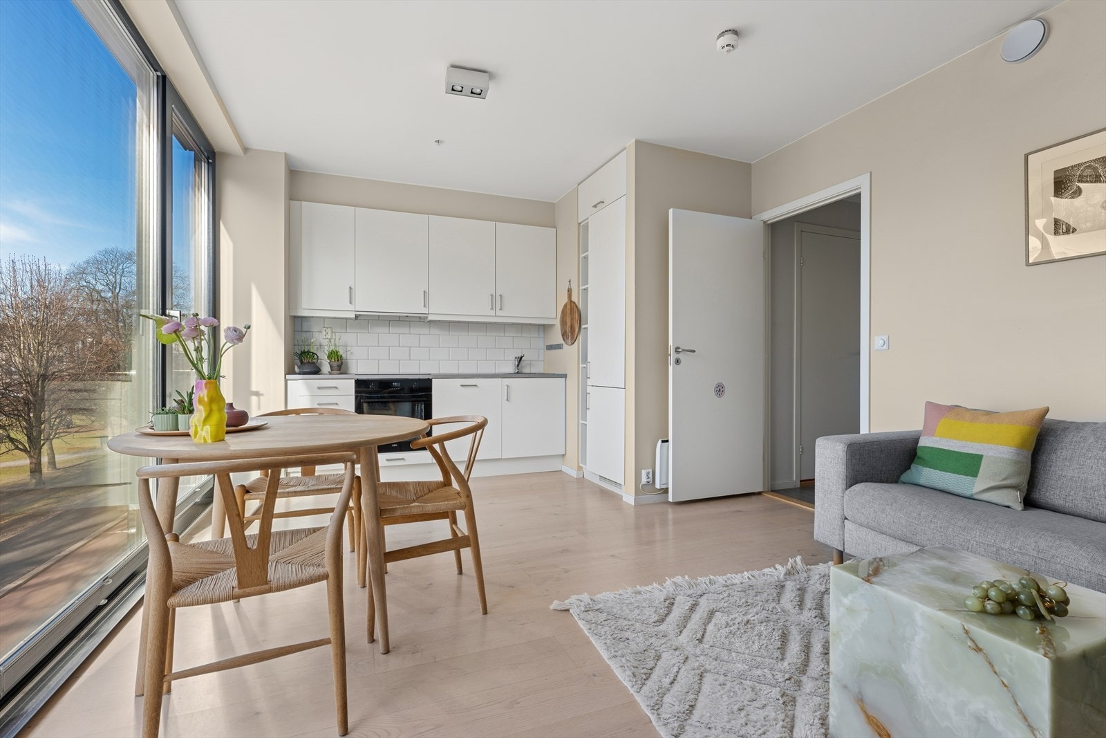 Her får du flotte og moderne kvaliteter som en meget god planløsning, gjennomgående god standard og moderne arkitektur Galleribilde