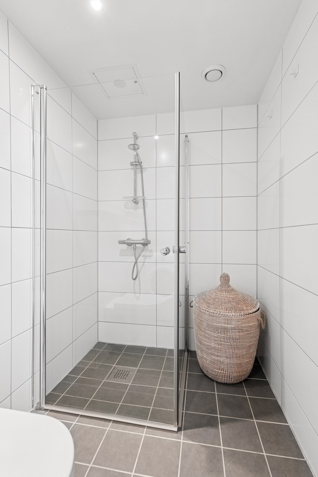 Dusjhjørne med svingbare rette dusjdører Galleribilde