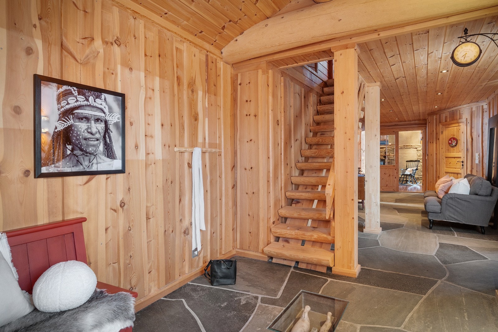 Fra gangen kommer du opp til hovedsoverommet via et særpreg av en trapp. Trappen har underliggende vanger av rundtømmer og trinn av halv rundtømmer, og skaper unik arktitektur også i gangen. Galleribilde