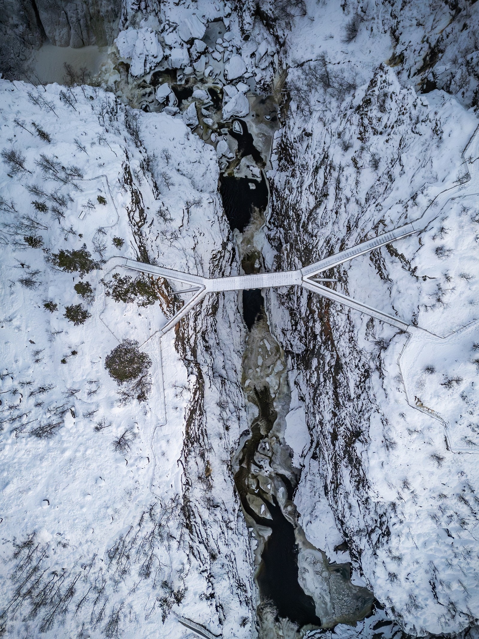 Her er det flere turstier opp til fantastiske utsiktspunkt. Det er også mulig å kjøre opp til utsiktspunktet hvor man også finner Fossl Galleribilde