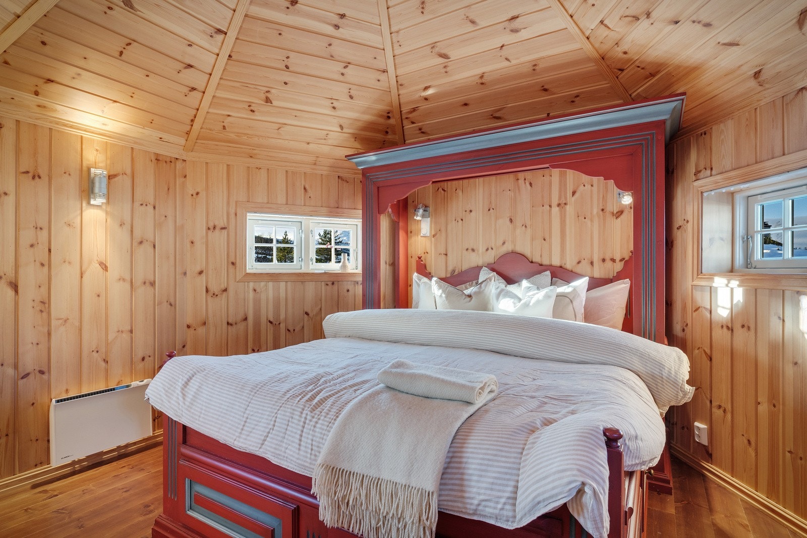 En herskapelig hyttefølelse møter deg på hovedsoverommet i det du kommer opp trappen. Galleribilde