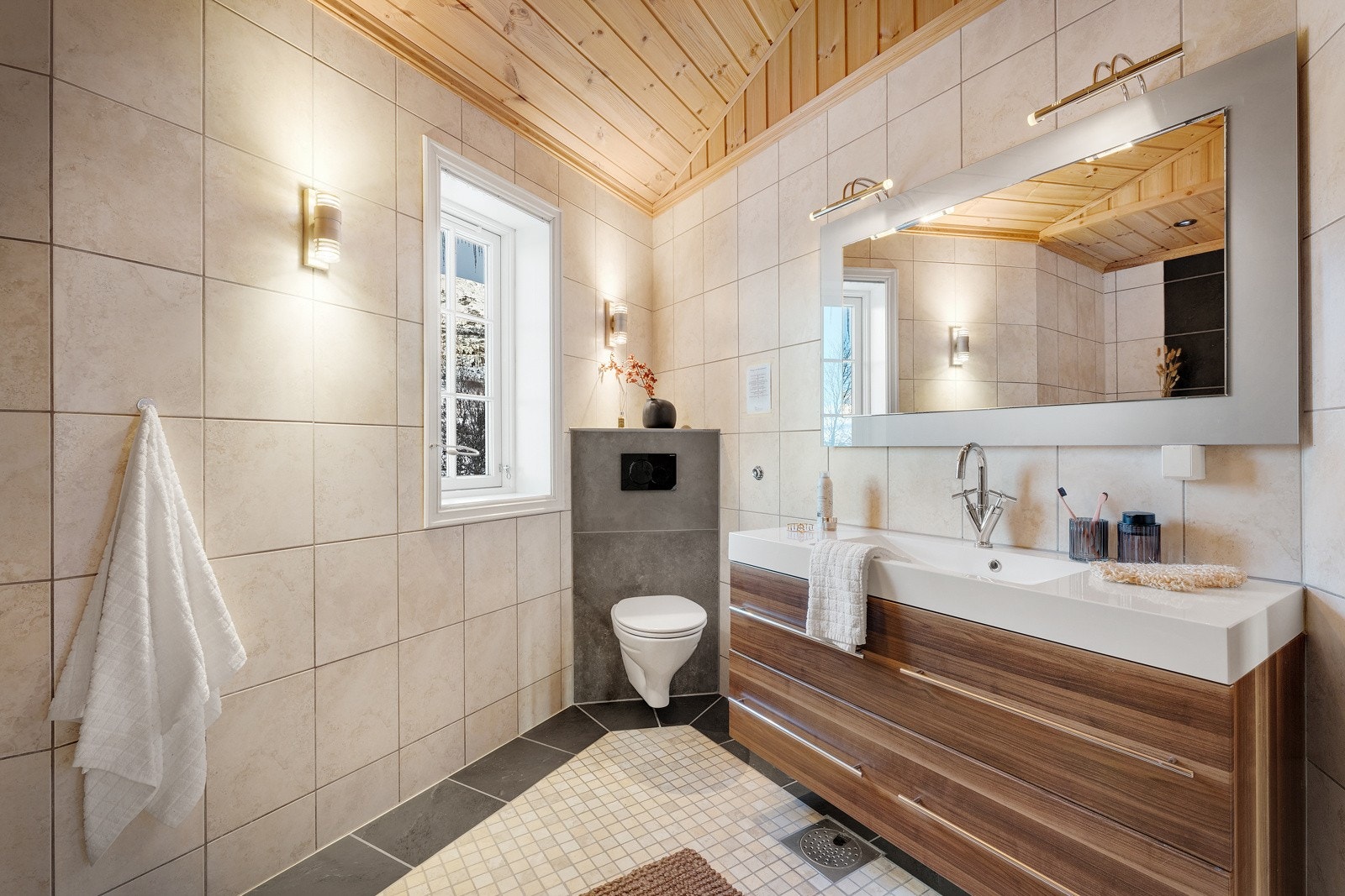 Du finner også 2 romslige baderom i hytten. Galleribilde