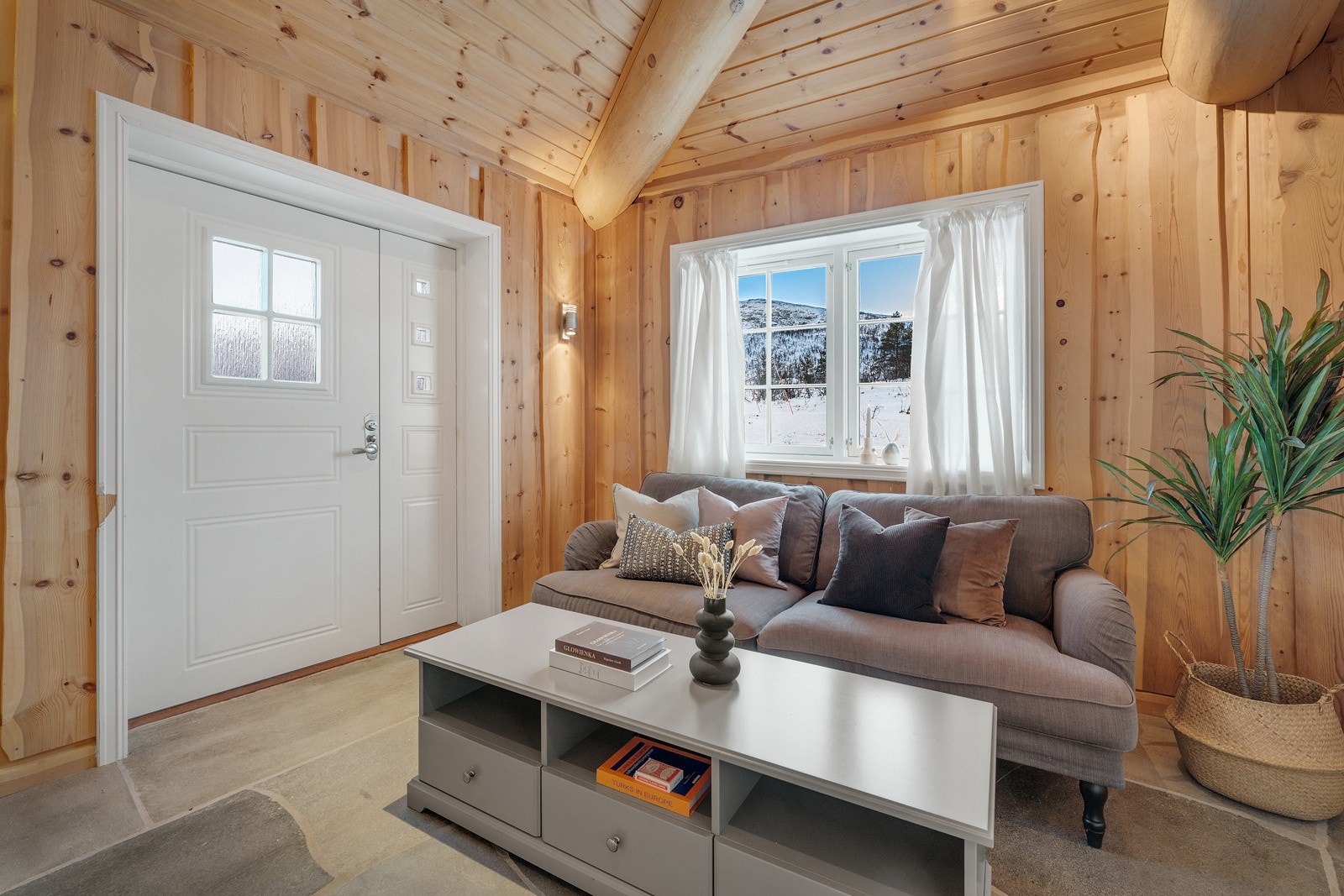 Hyggelig tv-stue med egen inngangsdør. Galleribilde