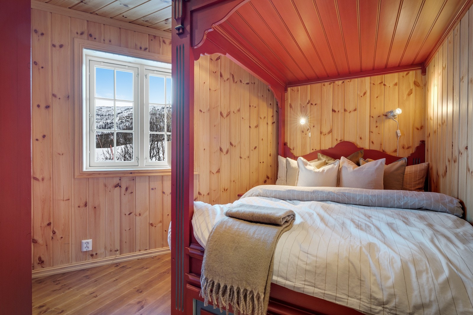 Hytten har totalt 4 soverom hvor alle sengene er plassbygget og håndlaget for hvert enkelt rom. Galleribilde