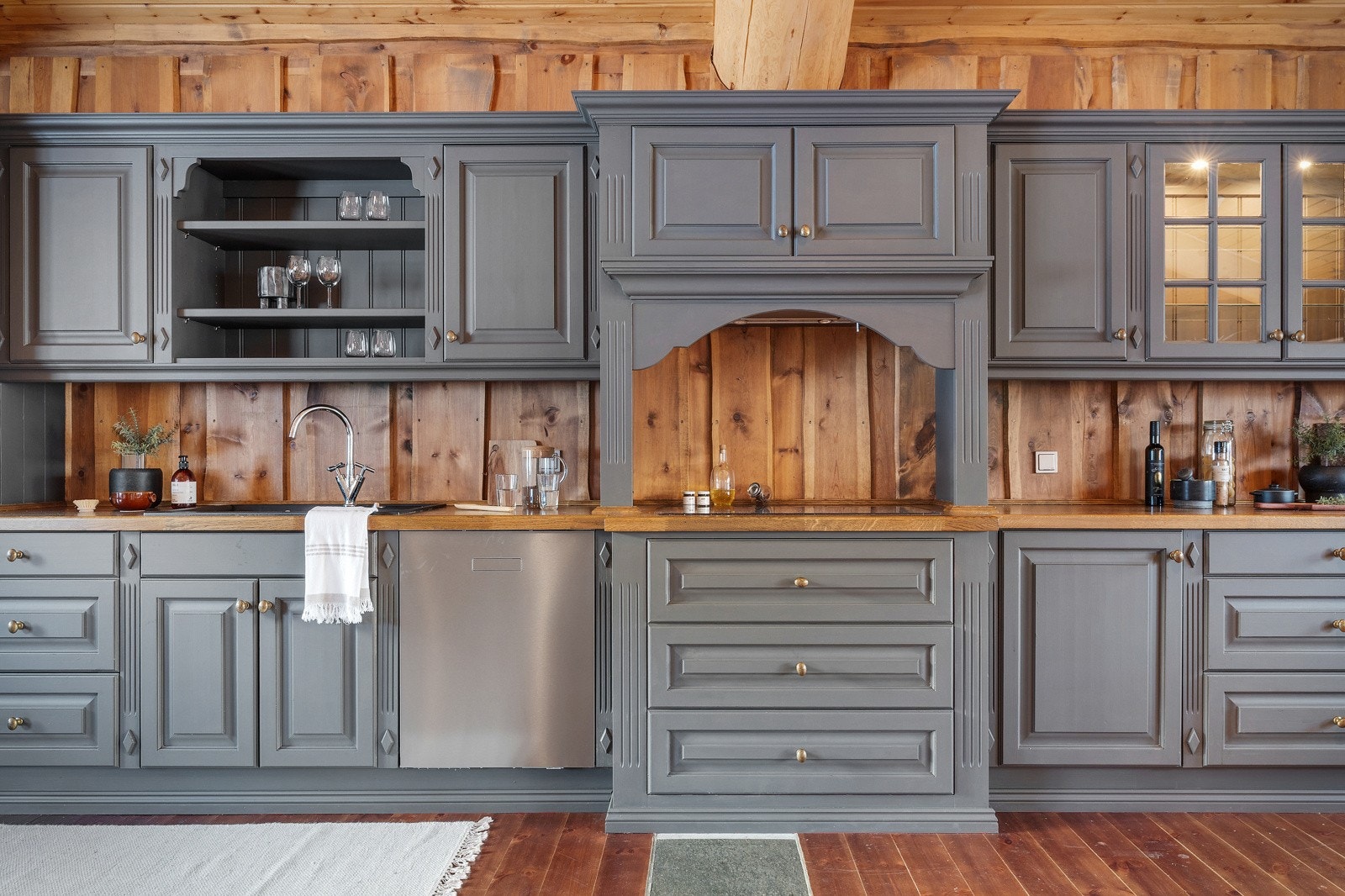 Kjøkkenet er plassbygget og håndlaget av Os trekultur. Innredning av malte antikk fyllingfronter, heltre eik benkeplate og nedfelt kompositt vaskebelsag. Galleribilde