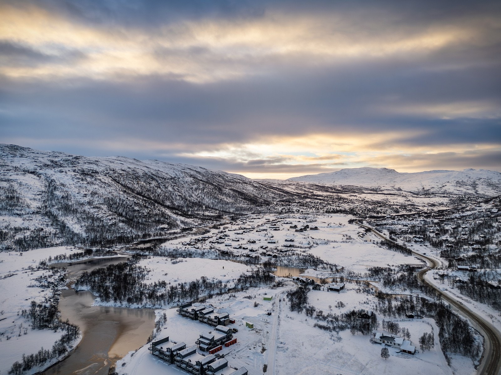 Beliggenheten er helt ypperlig året rundt med flere sommer- og vinteraktiviteter nærliggende. Deriblant alpint, langrenn, rafting, kajakk og golf. Galleribilde