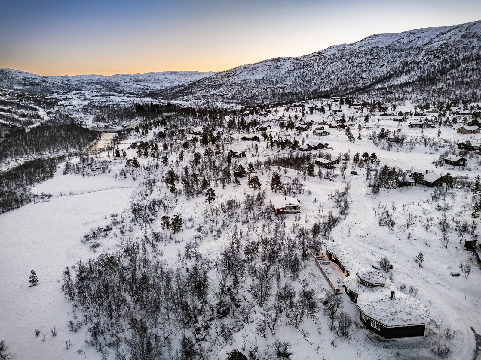 Fra hytten bruker du rett under 30 minutter til Eidfjord. Eidfjord har et super koselig sentrum med flere lokale butikker, bakeri og caféer. Fjorden er et populært stopp for cruisebåter og turistene skaper et pulserende liv i sentrum. Galleribilde