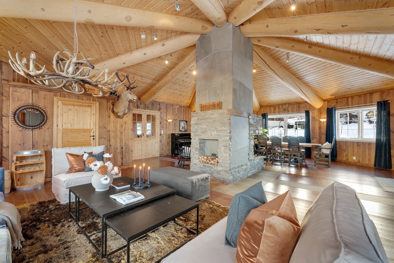 Det er lekre kraftige tømmerstolper i tak, noe som bidrar til å gi oppholdrommet liv og personlighet. Galleribilde