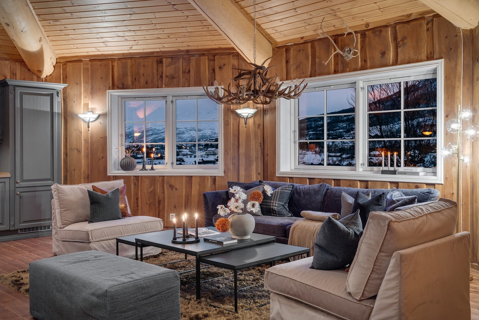 Den nydelige fjellutsikten nytes gjennom hyttens mange vinduer. Galleribilde