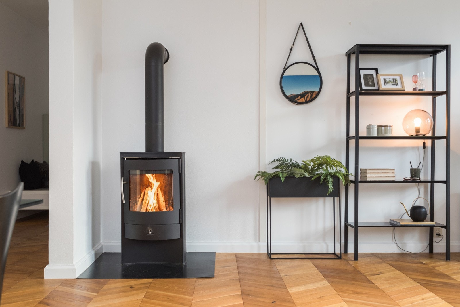 Behagelig og energieffektiv oppvarming med vedfyring. I tillegg har leiligheten fått nye panelovner i alle rom, siden leiligheten ble avbildet. Galleribilde