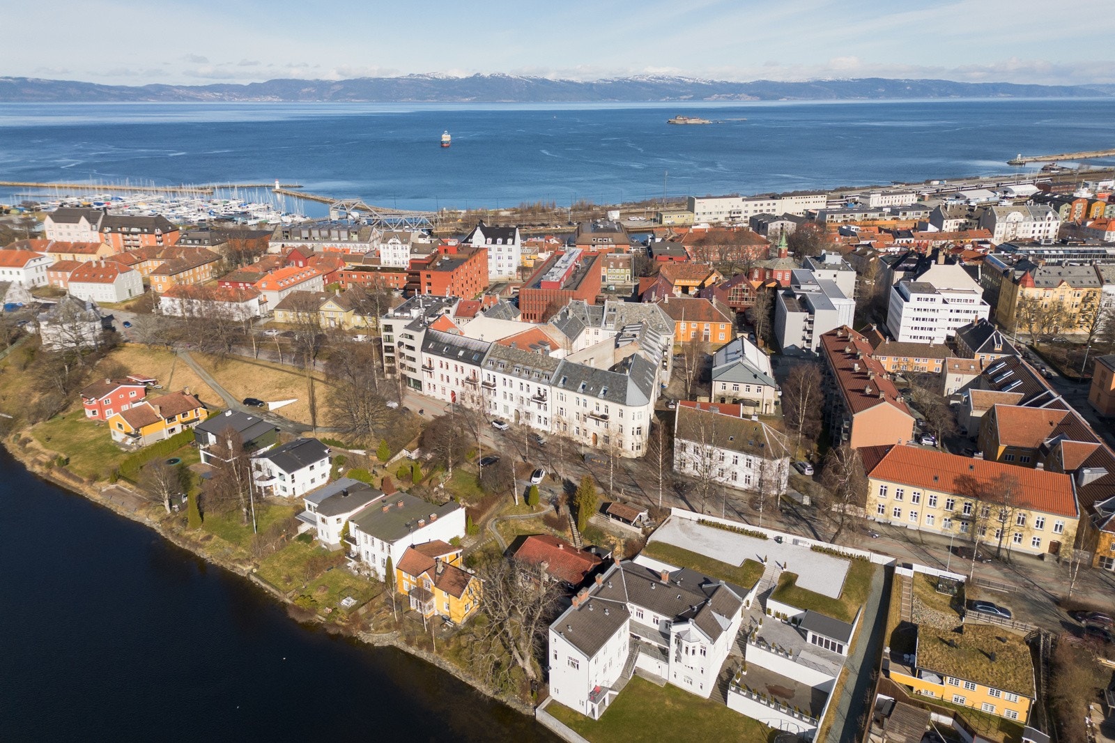 Til Øya og St. Olavs Hospital er med gangbrua, knappe 5-10 min. gange fra leiligheten. Galleribilde