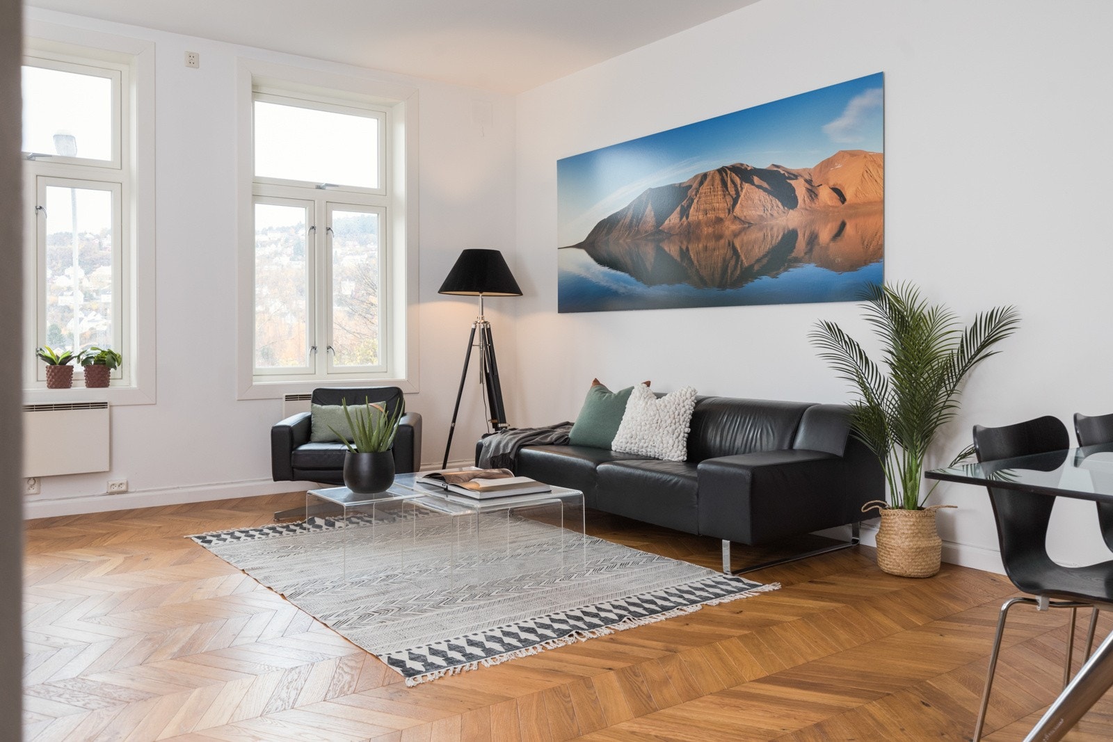 Boligen har et herlig atmosfære som følge av de luftige rommene, høy himlingen, dype vinduspostene og store vinduene. Galleribilde