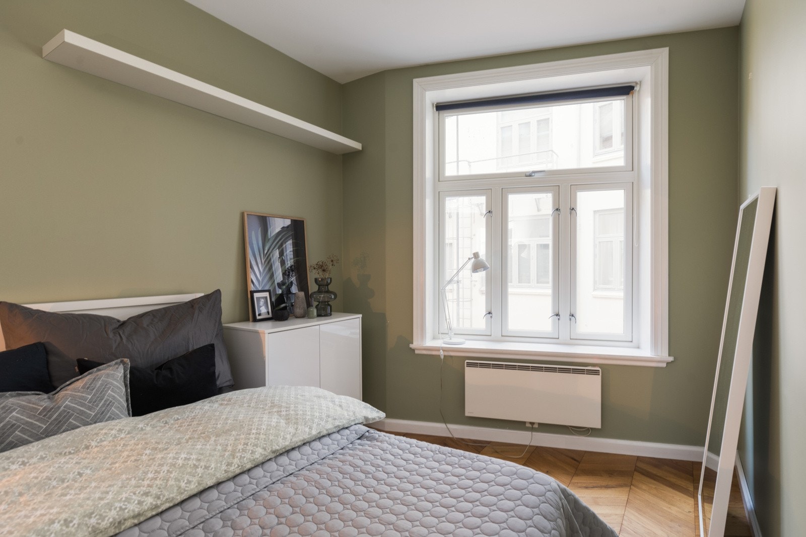 Begge rommene ligger vendt ut til stille og svale omgivelser mot bygårdens bakgård. Galleribilde