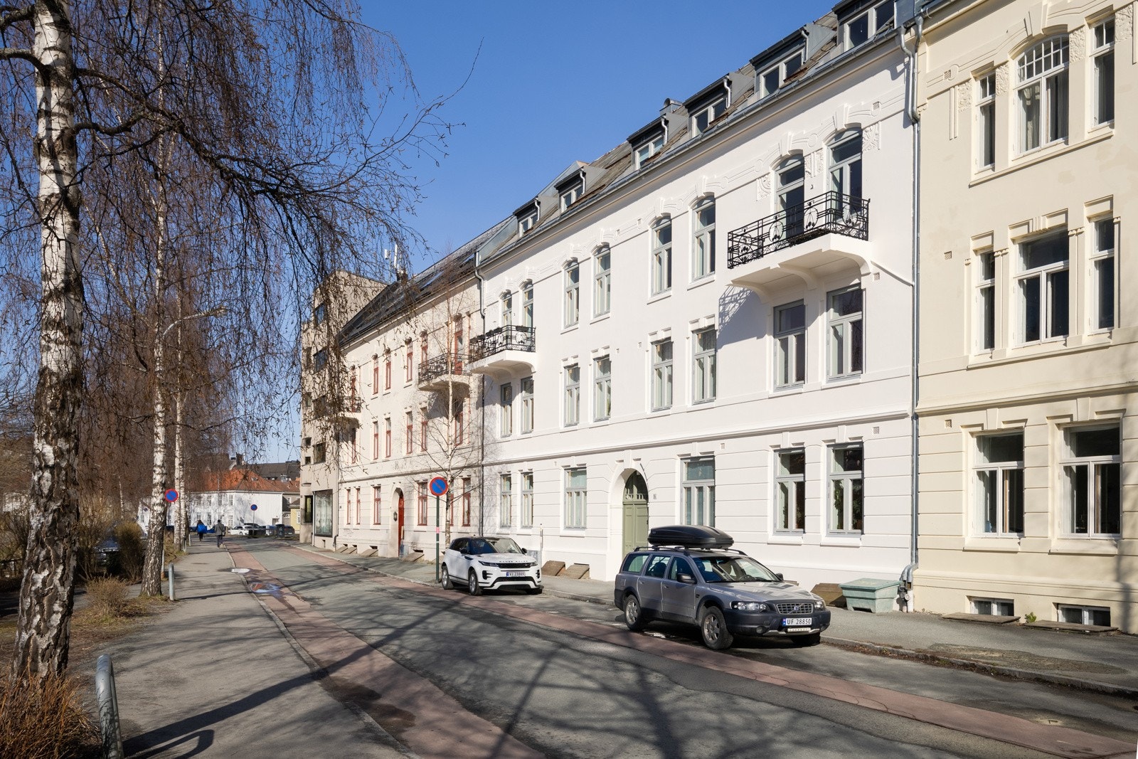 Kombinasjonen av den svært sentrale, men likevel skjermede beliggenheten uten gjennomgangstrafikk, gjør beliggenheten svært ettertraktet. Galleribilde