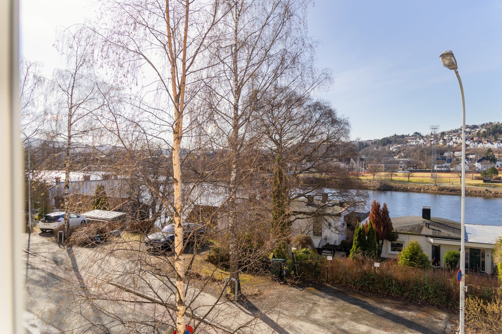 Fra leiligheten har man et godt utgangspunkt for fine og populære gå-/joggeløyper langs elvepromenaden og på Marinen. Det er også et idrettsanlegg med løpebane på Øya. Galleribilde