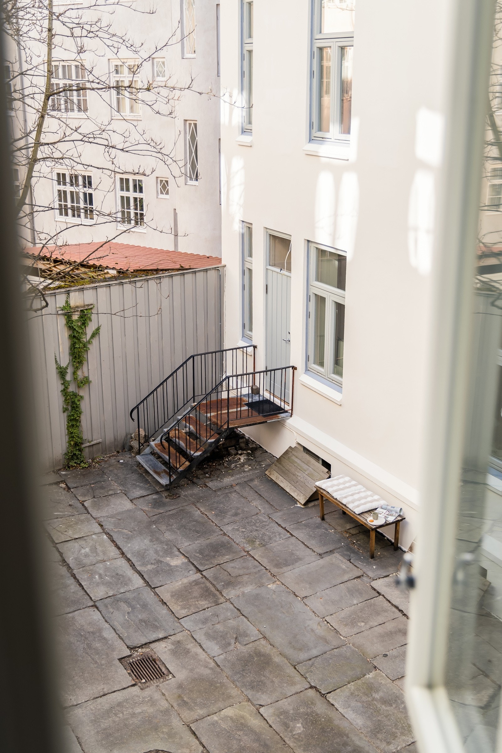 Herlig bakgård hvor man kan nyte en kopp kaffe og ei bok. Galleribilde