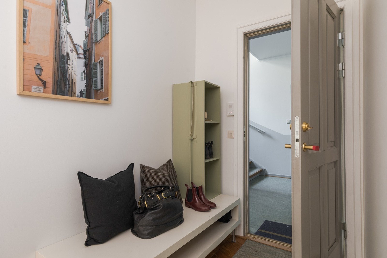 Inngangspartiet har god plass til oppheng for yttertøy og sko. Galleribilde
