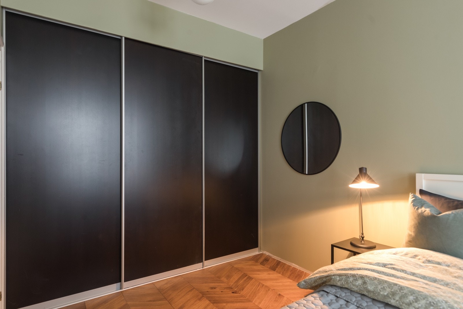 Her har man god plass til dobbelseng, nattbord på hver side, skyvedørsgarderobe med god lagringsplass, og en skrivepult eller kommode. Galleribilde