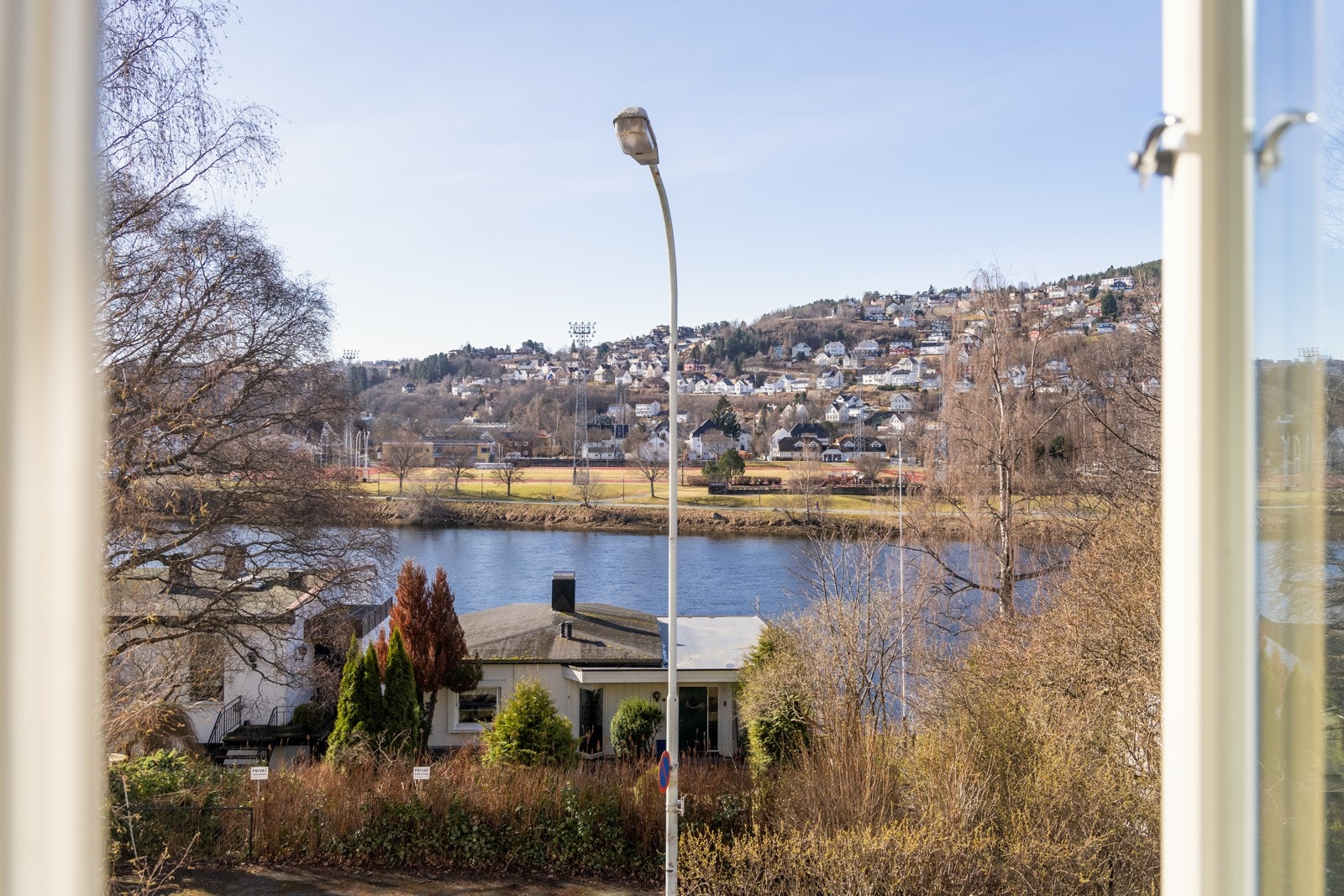 Leiligheten ligger skjermet til i 2. etasje med en fantastisk utsikt utover Nidelva. Galleribilde