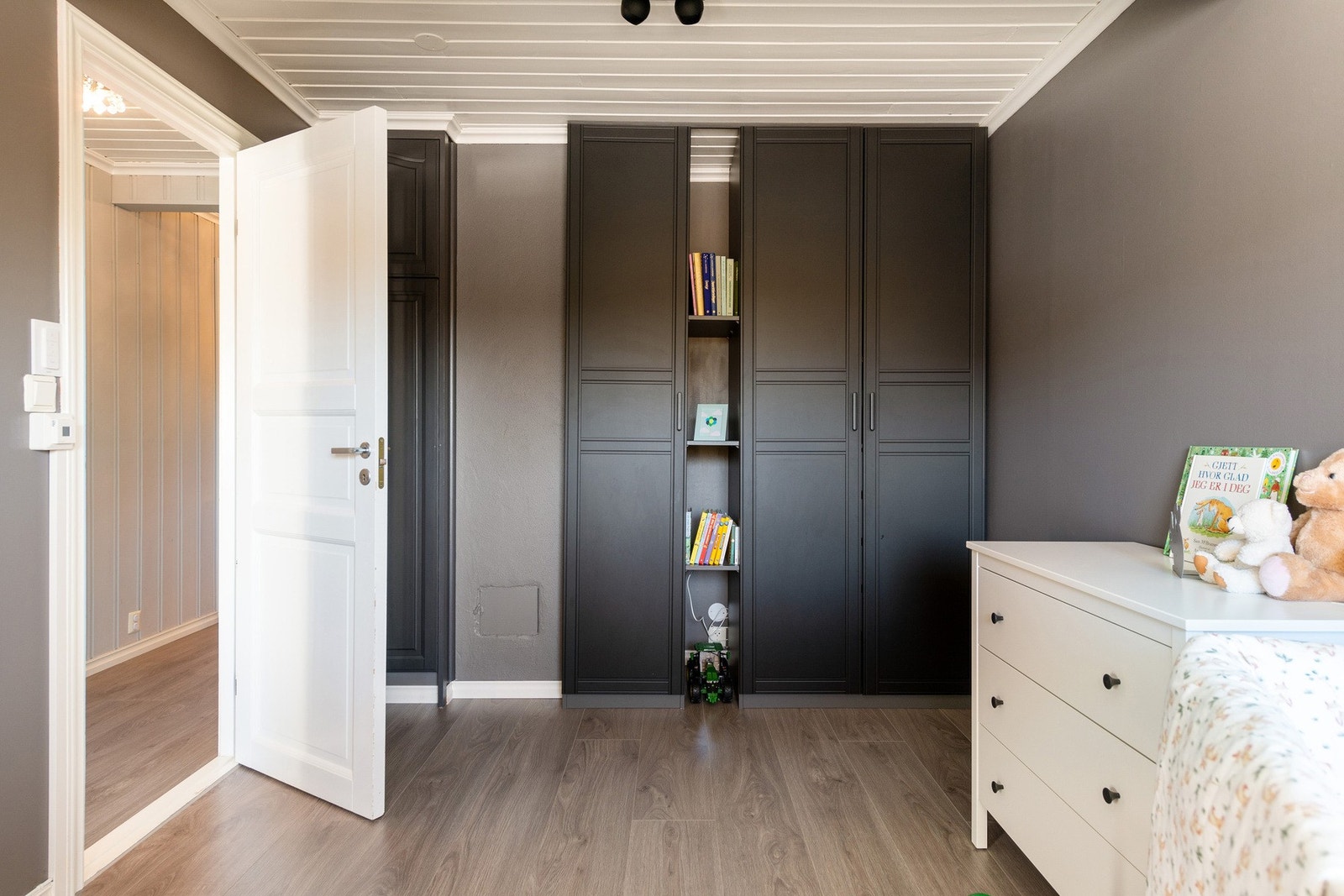 Soverom nr 2 har også godt med lagringsplass. Galleribilde