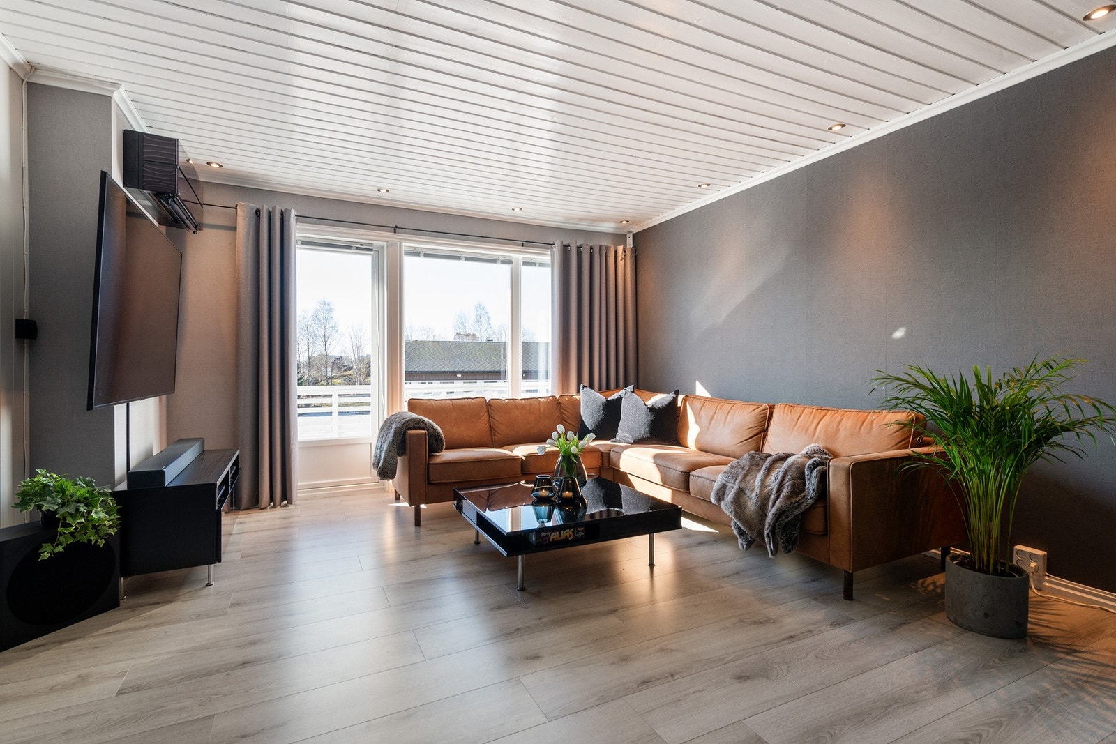 Her har man god plass til sofakrok. Utgang til balkong. Galleribilde