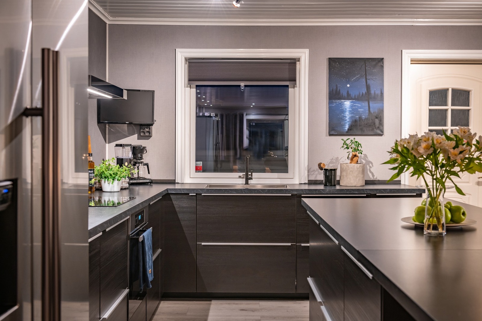 Kjøkkenet har rikelig med skap og benkeplass. Galleribilde