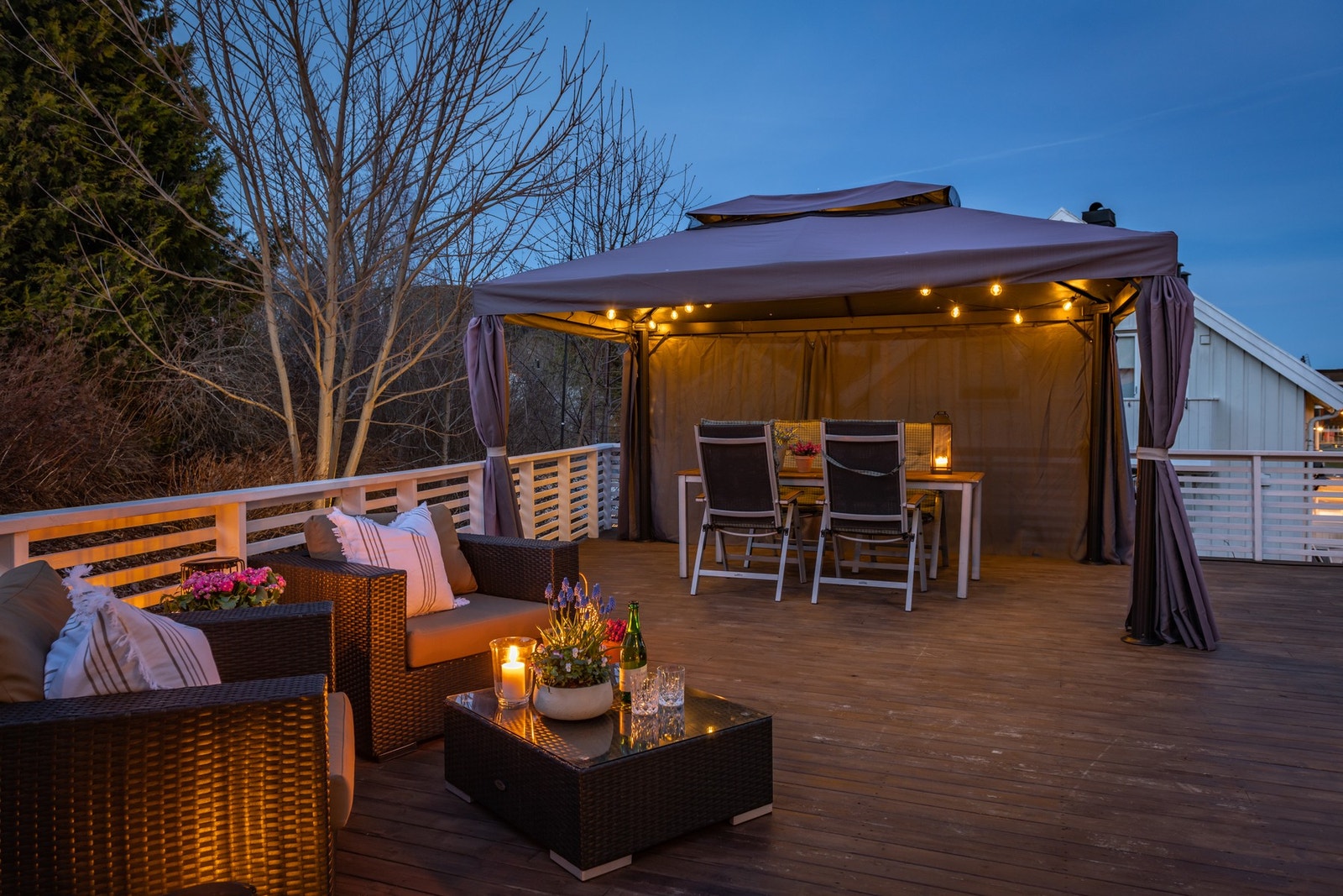 Skjermet uteplass med gode solforhold. Galleribilde