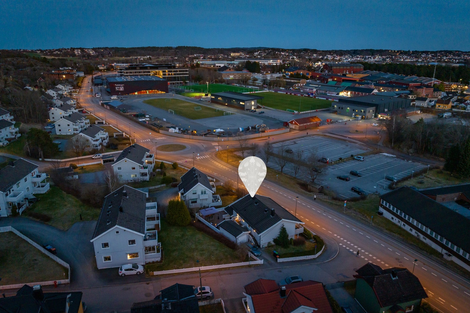 Sentral beliggenhet, nær sentrum, sjø og turområder. Galleribilde