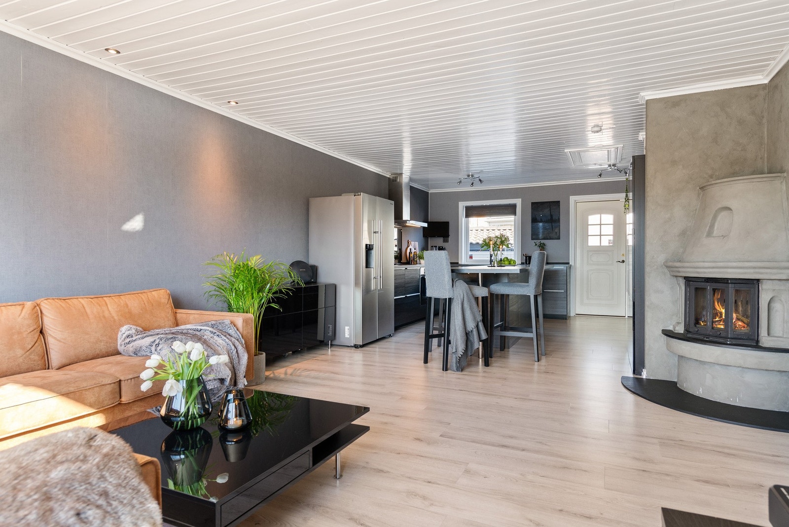 Stuen er i åpen løsning med kjøkkenet og fremstår luftig. Galleribilde