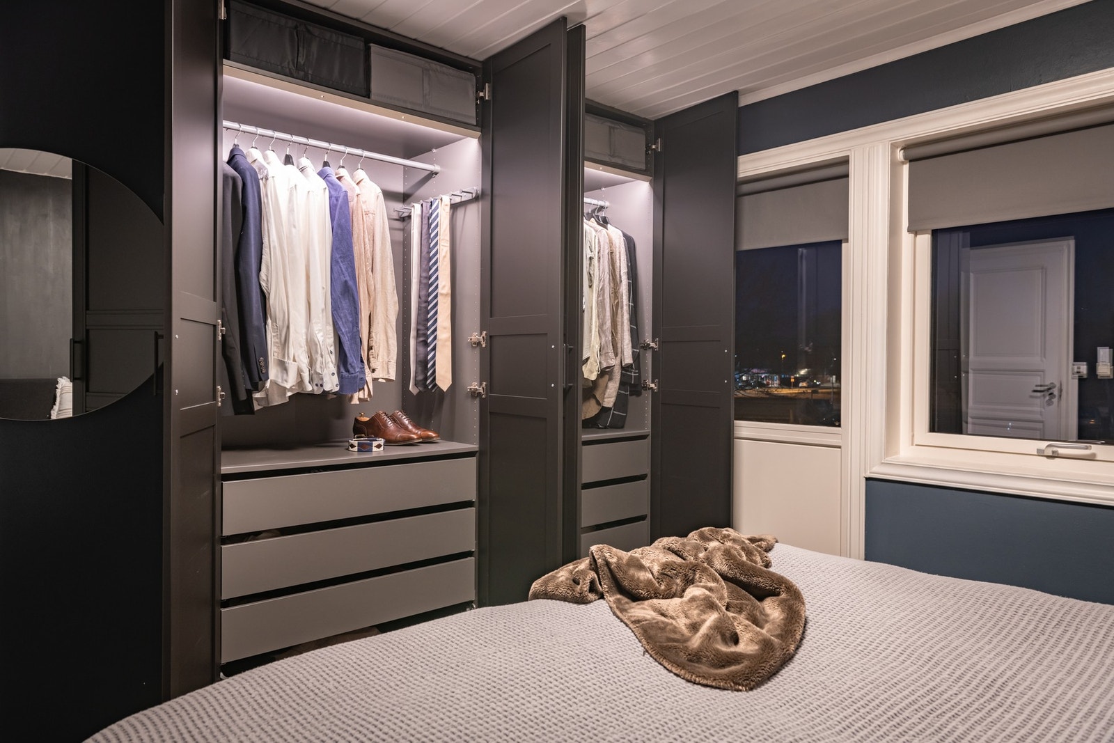 Hovedsoverommet har godt med skapplass. PAX innredning gir mange valgmuligheter! Galleribilde