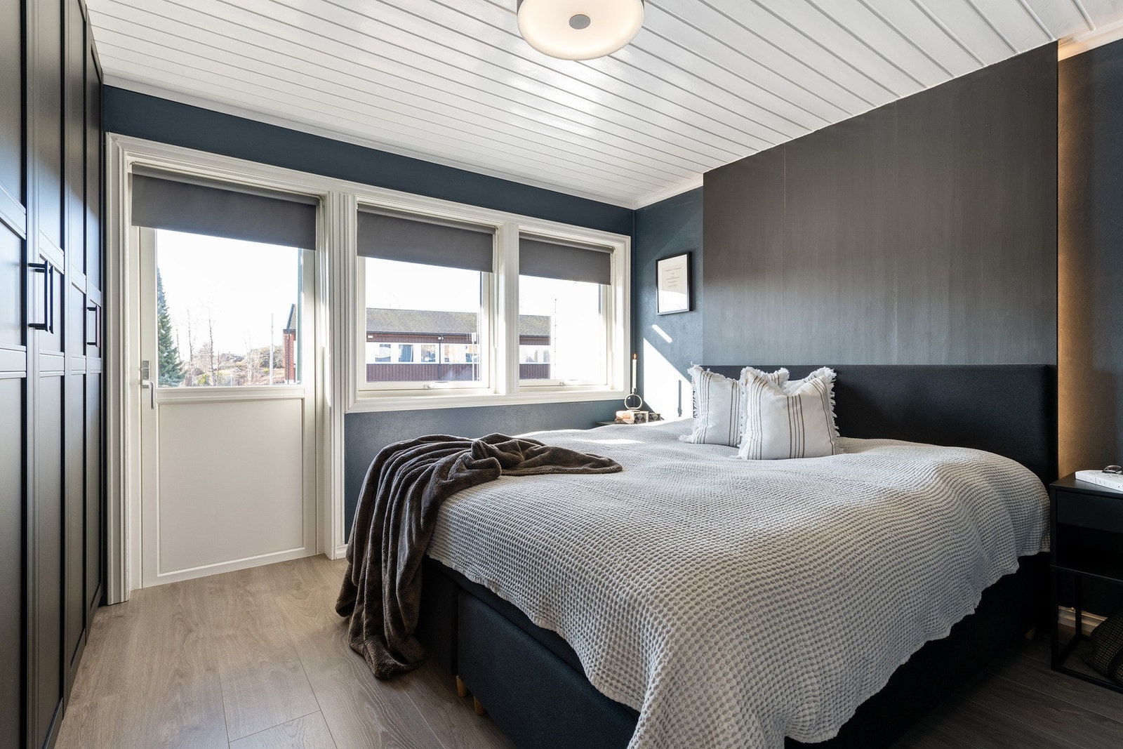 Boligen har 2 gode soverom i denne etasjen. Galleribilde