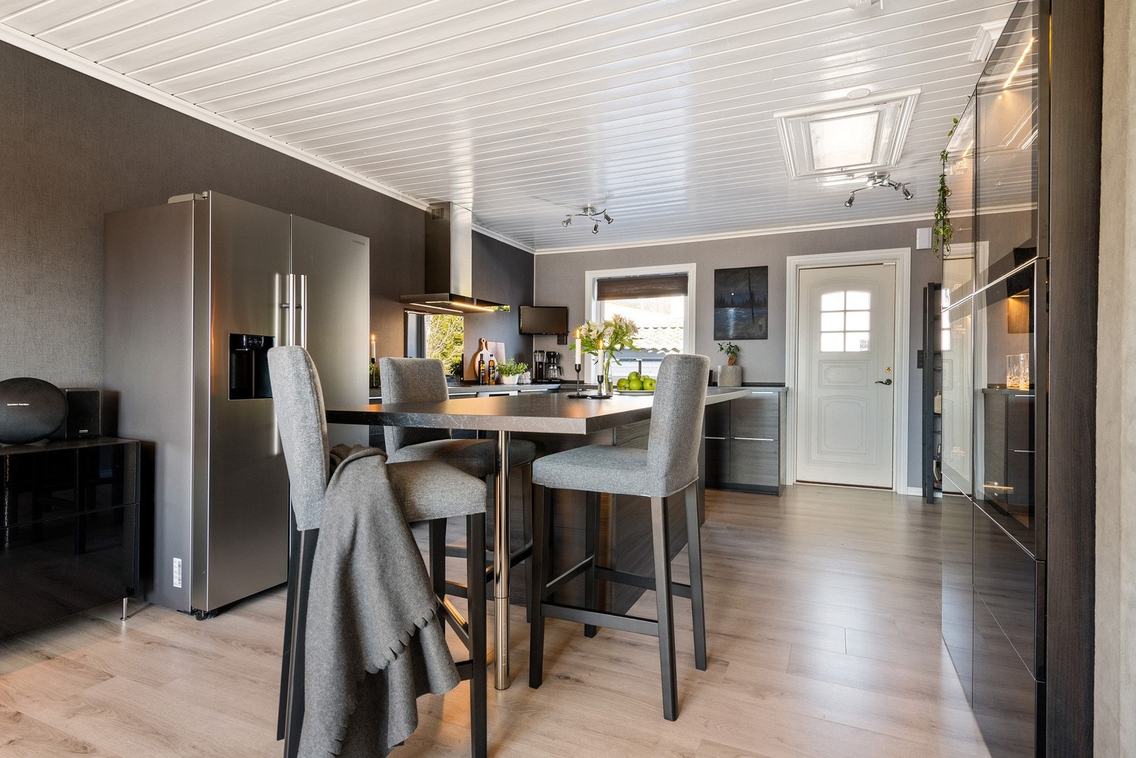 Praktisk kjøkkenøy med egen spiseplass og godt med boltringsplass. Galleribilde