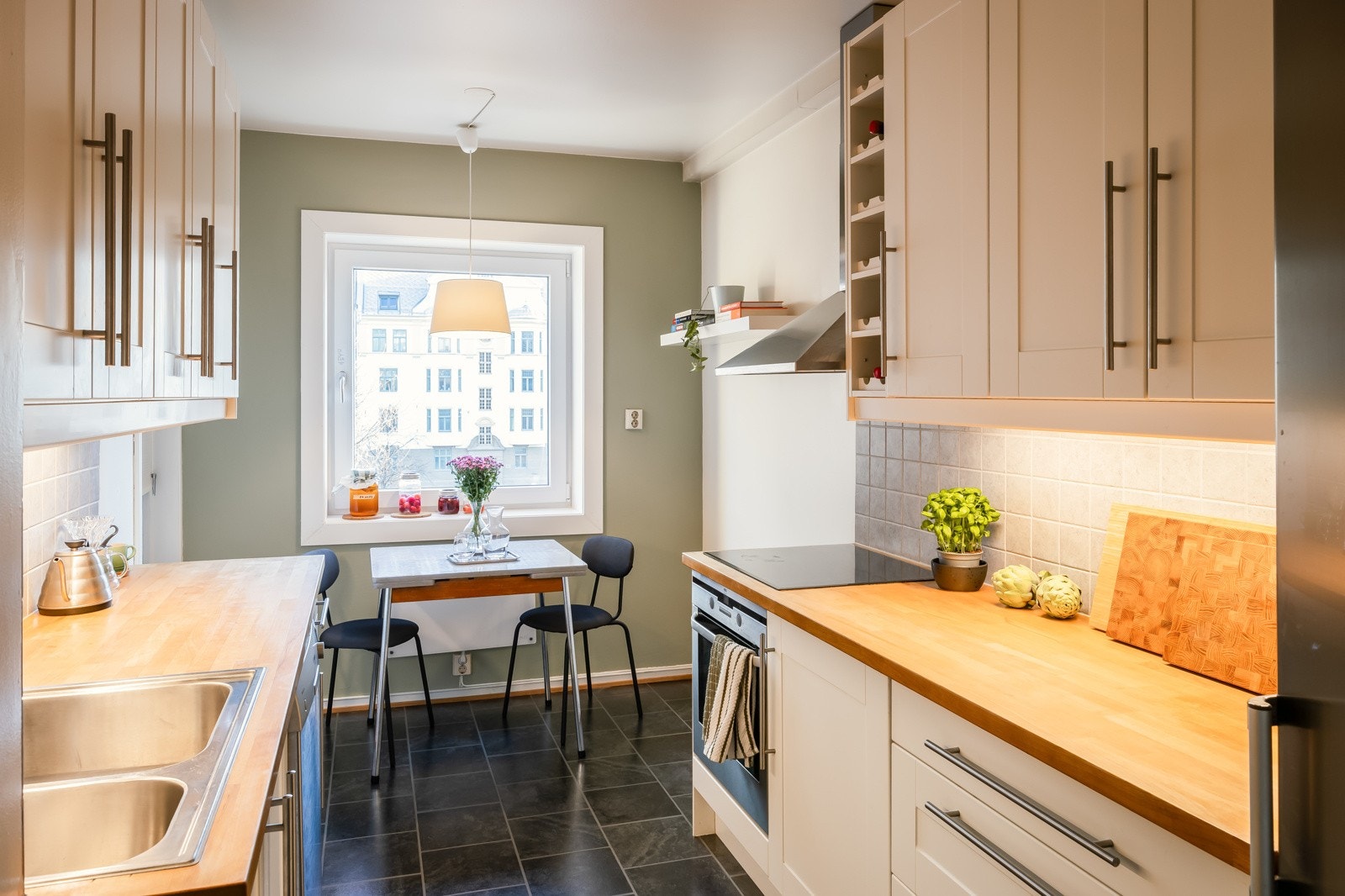 Stilrent kjøkken fra 2013 med hvite profiler og heltre benkeplate. Galleribilde