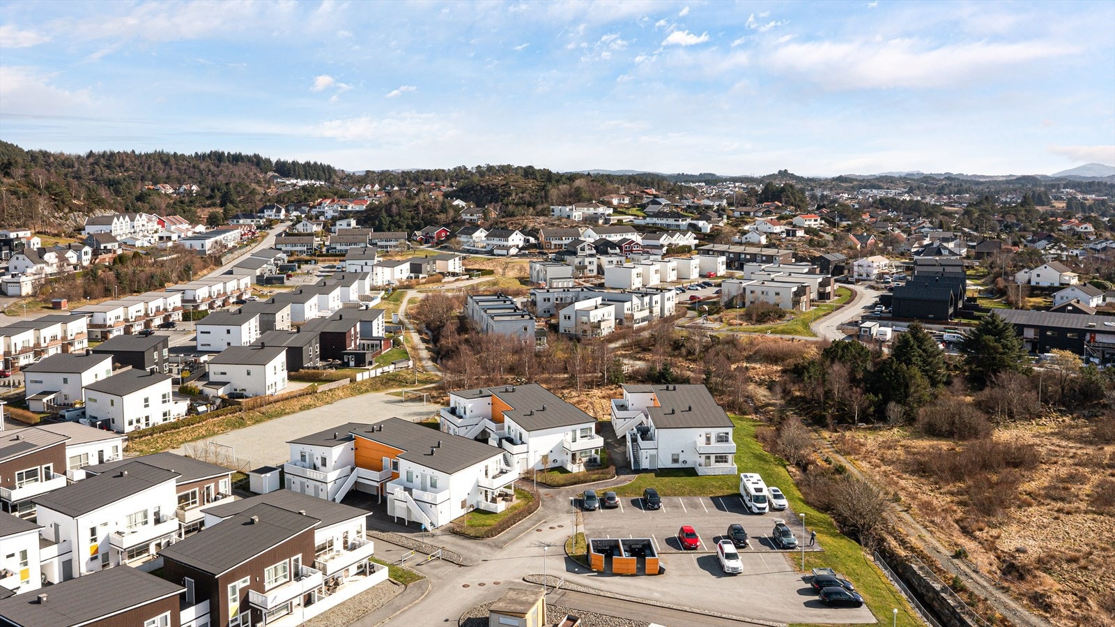 Det er gode parkeringsmuligheter på felles tomt. Galleribilde