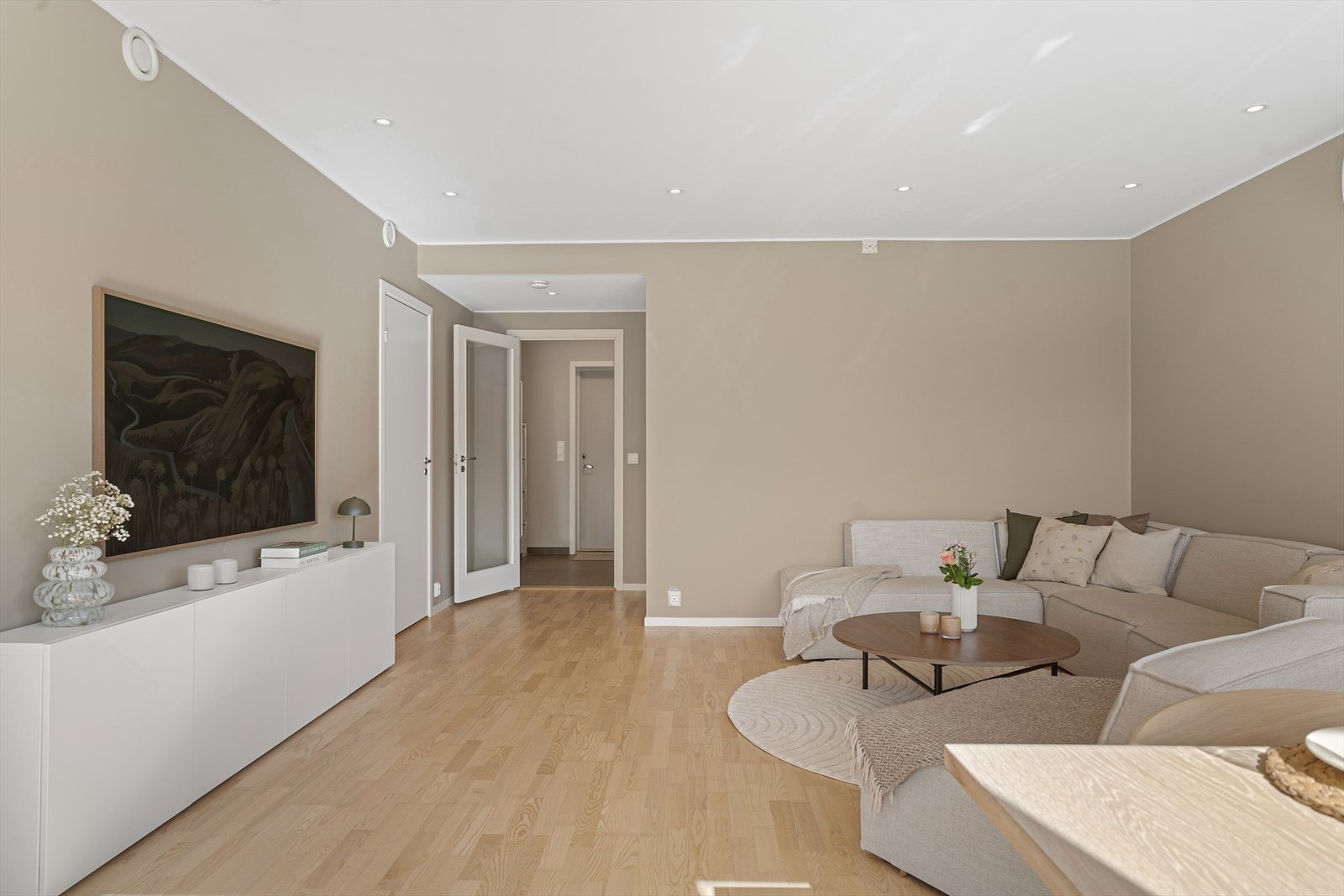 Her er det god plass til stor sofagruppe og spisebord med tilhørende stoler. Galleribilde
