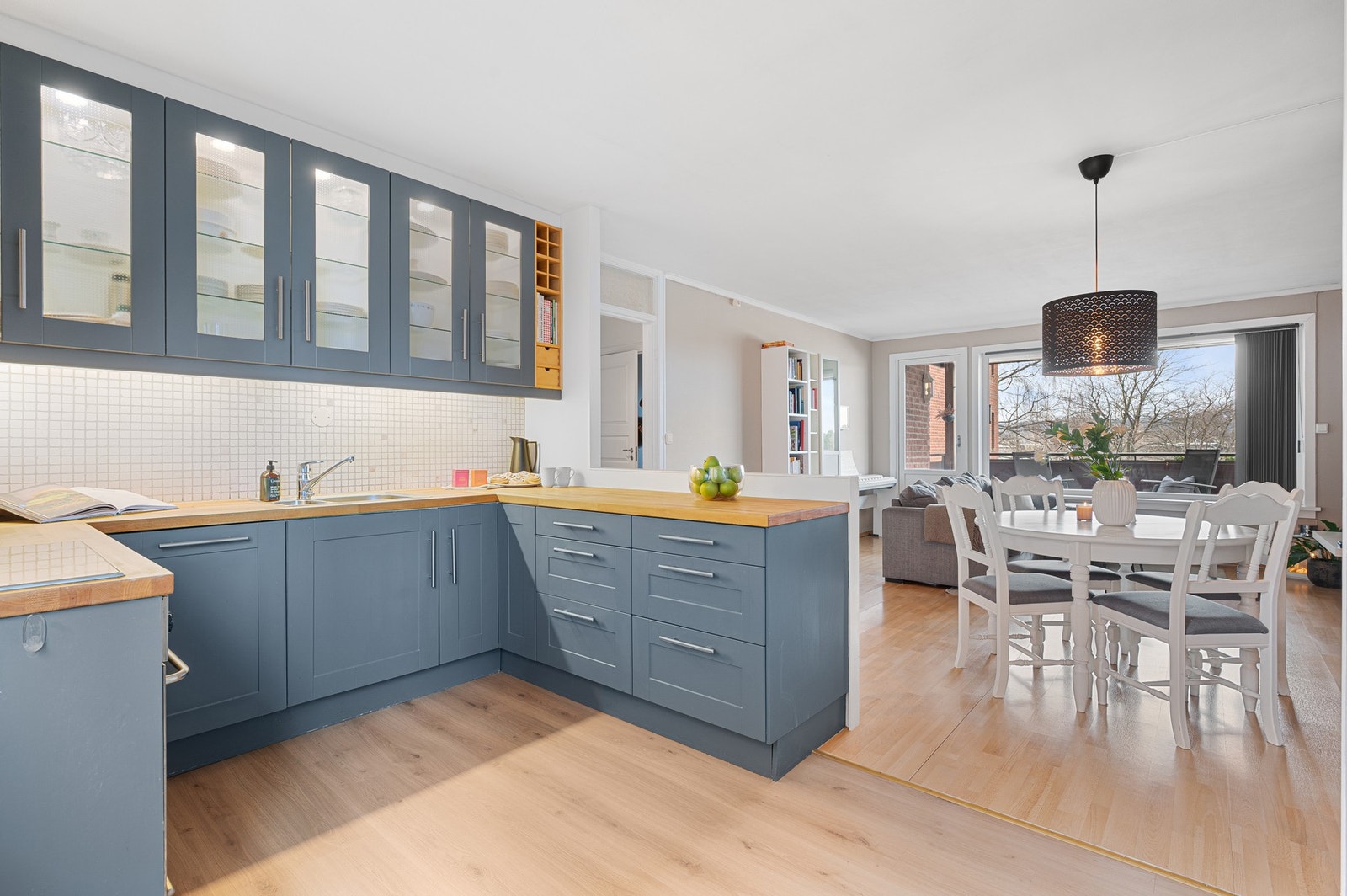 Kjøkkenet er delvis adskilt fra stue, noe som gir flere soner i leiligheten. Galleribilde