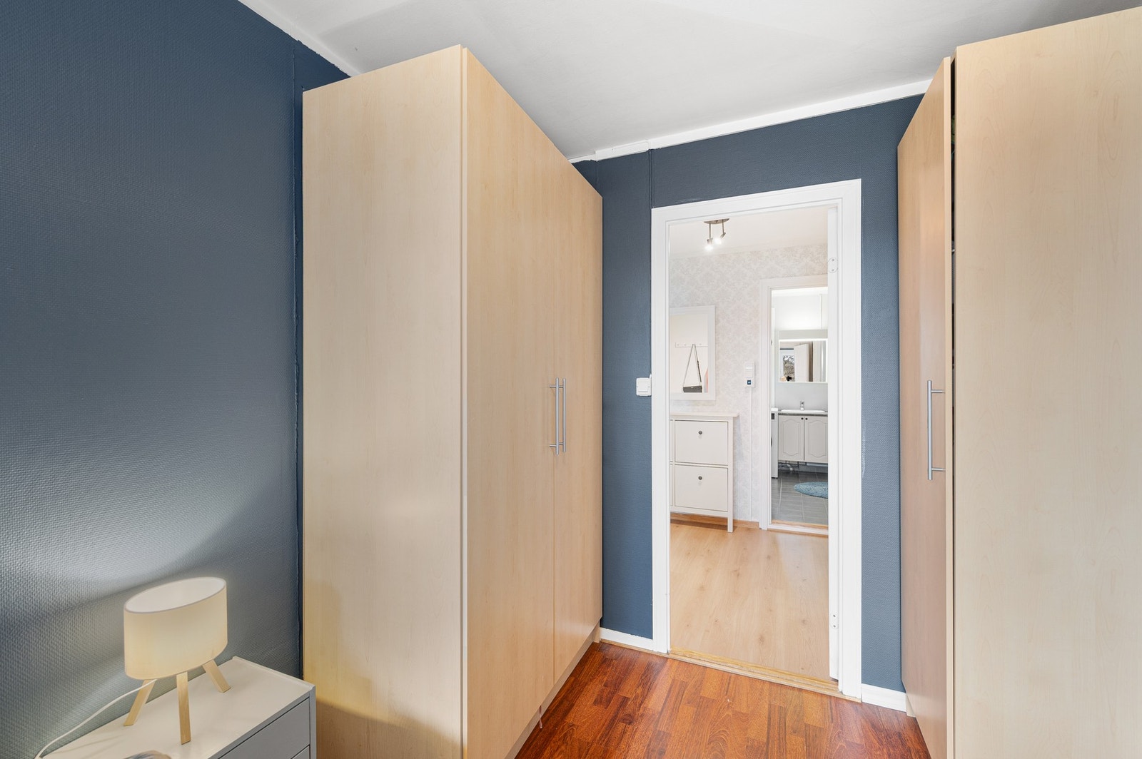 Rikelig med oppbevaringsplass på soverommet. Galleribilde