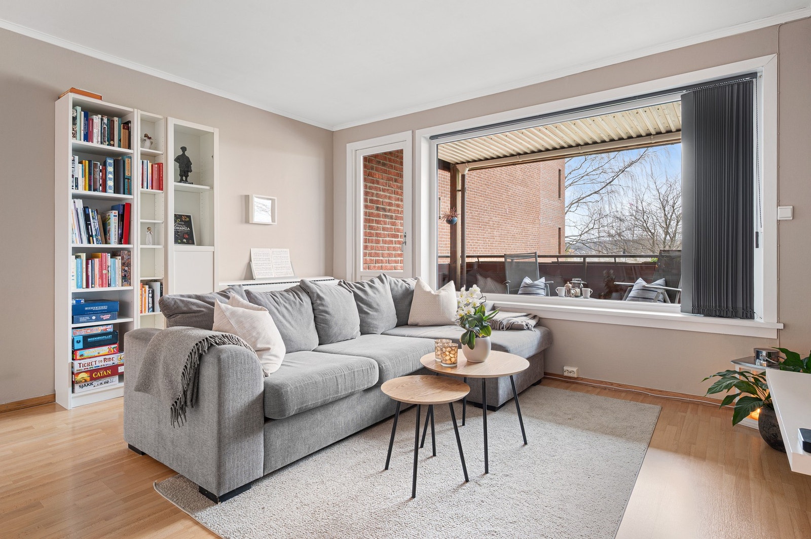 Stuen er på 21,2 kvadratmeter og har direkte utgang til balkongen. Galleribilde