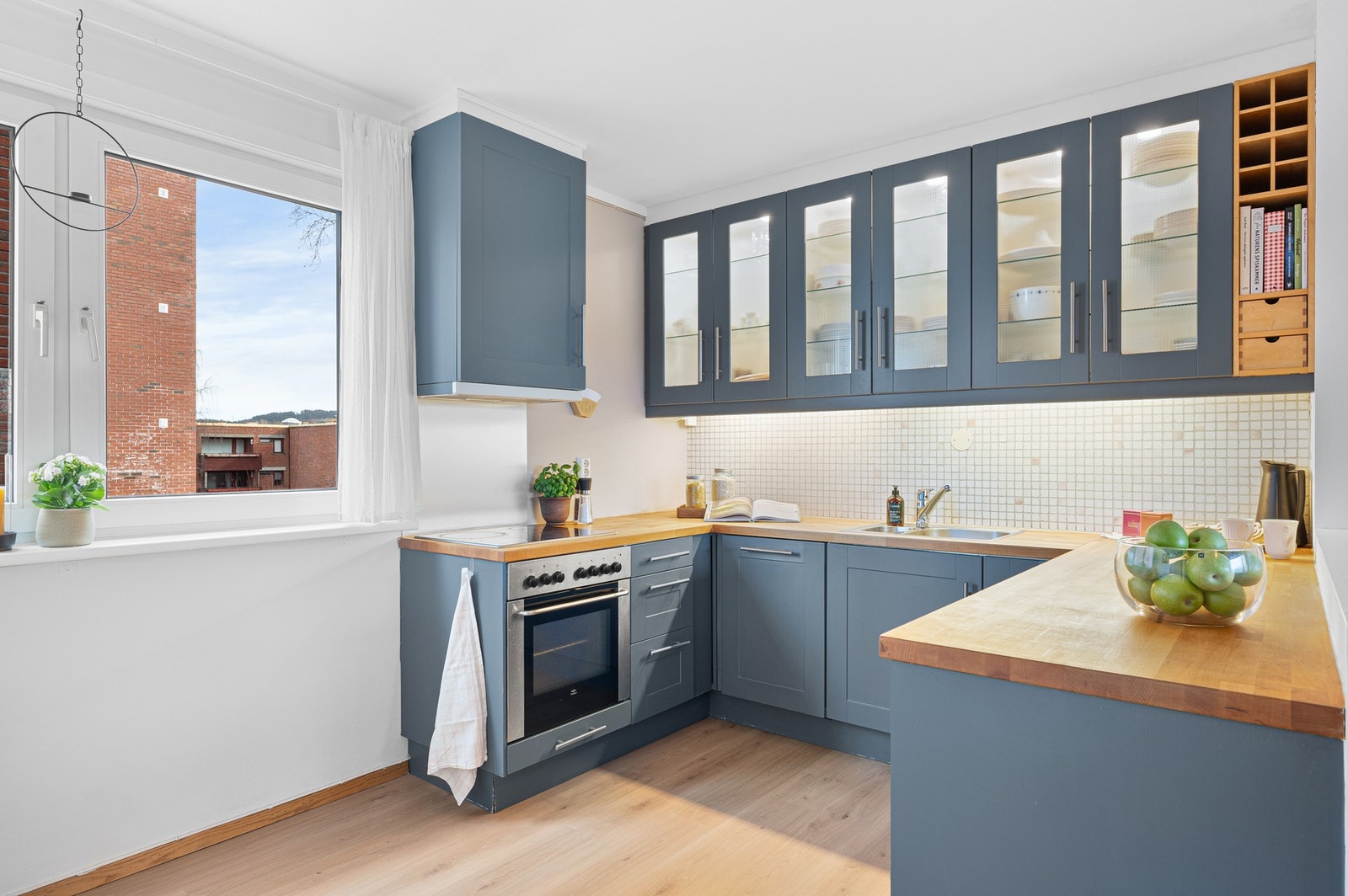 Kjøkkenet byr på rikelig med skap- og benkeplass. Galleribilde