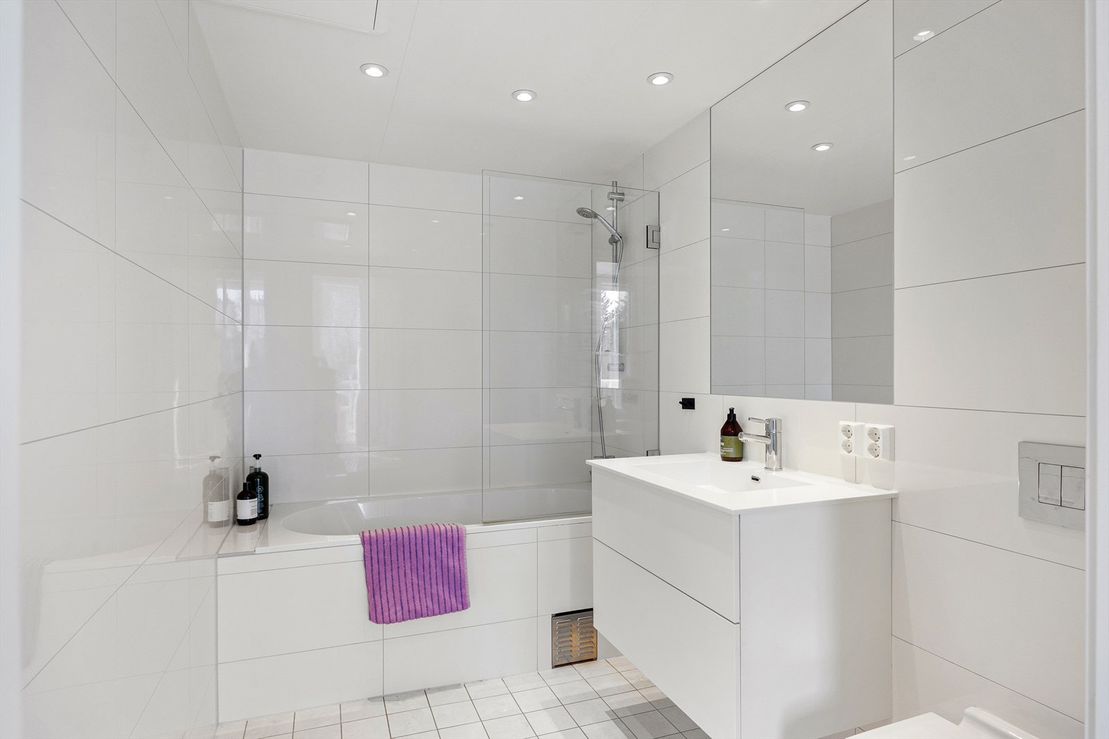 Pent flislagt baderom med downlights i himlingen og gulvvarme. Galleribilde