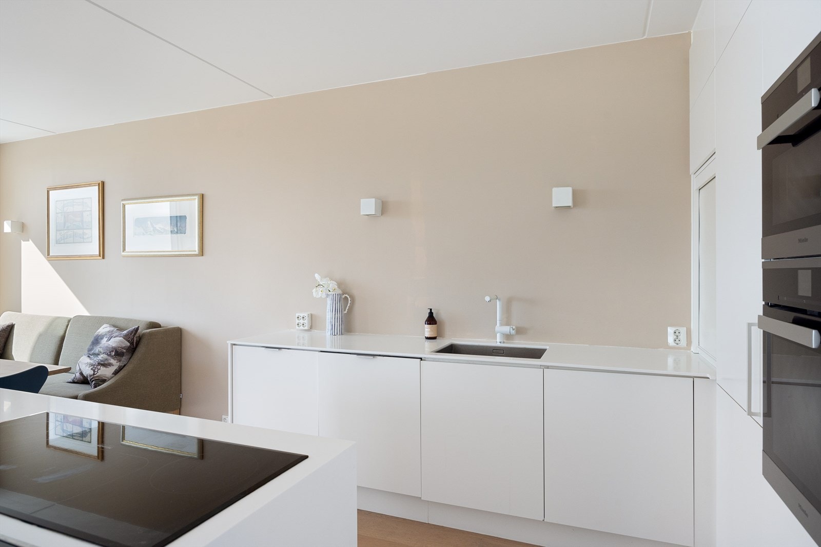 Integrerte hvitevarer inkluderer platetopp, stekeovn, dampovn, oppvaskmaskin, kjøleskap og fryser. Galleribilde