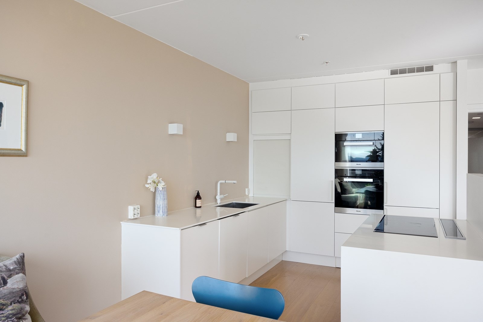 Stilrent HTH-kjøkken med rikelig skap- og benkeplass. Galleribilde