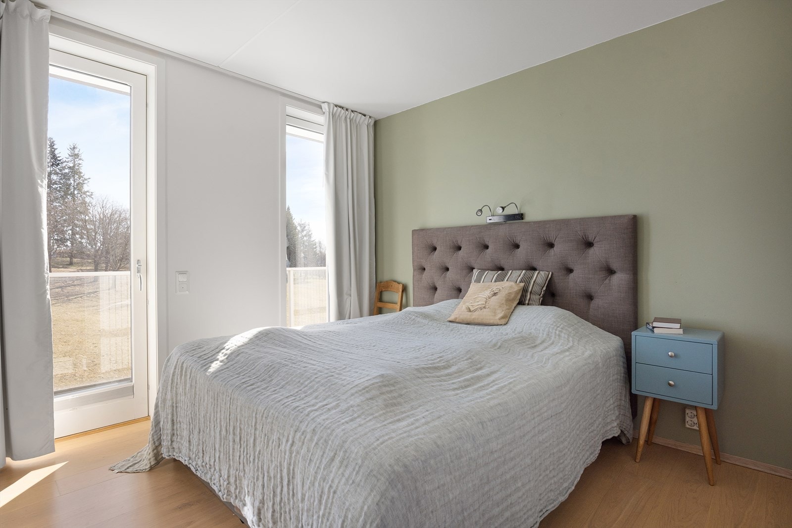 Hovedsoverommet er romslig og har god plass til dobbeltseng, nattbord og øvrige møbler. Galleribilde