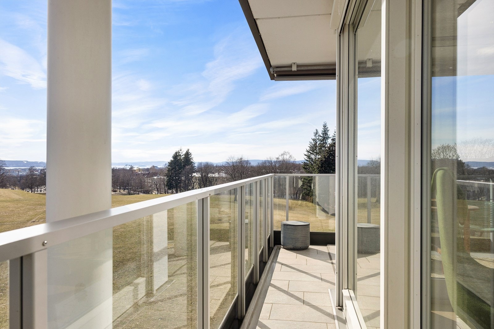 Det er god plass til flere sittegrupper på balkongen, noe som gir mulighet for både avslapning og sosiale sammenkomster. Galleribilde