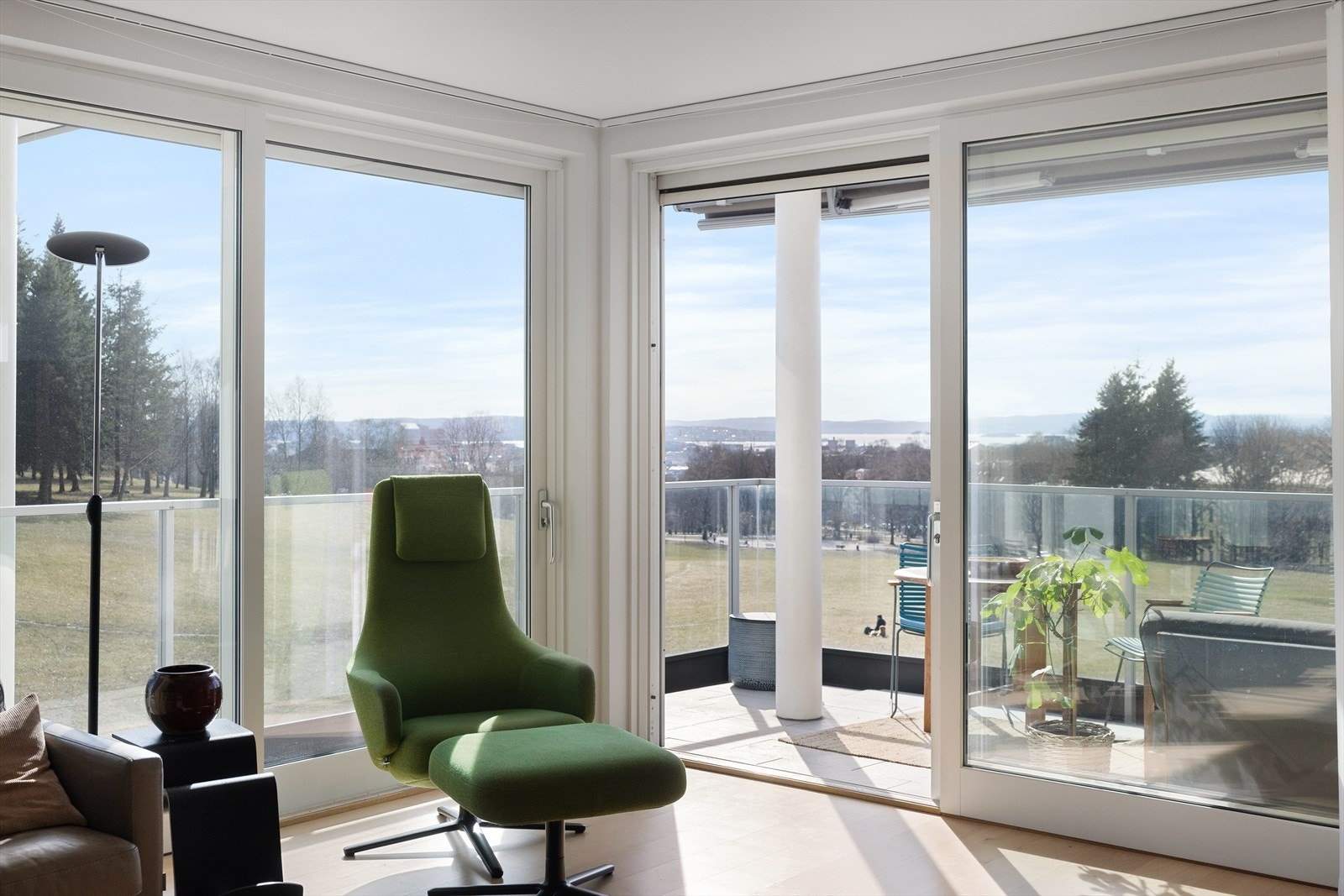 Stuen er lys og luftig med svært store vindusflater som sørger for rikelig med innslipp av naturlig lys. Galleribilde