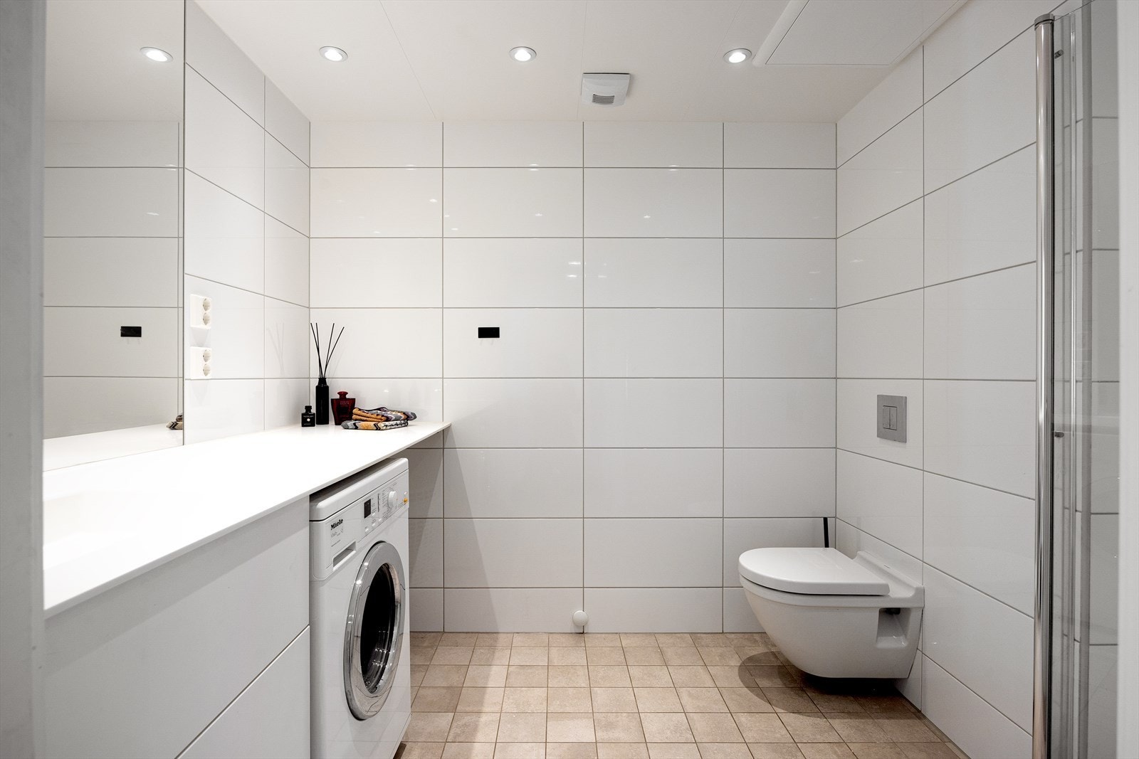 Delikat flislagt baderom med downlights i himlingen og gulvvarme. Galleribilde