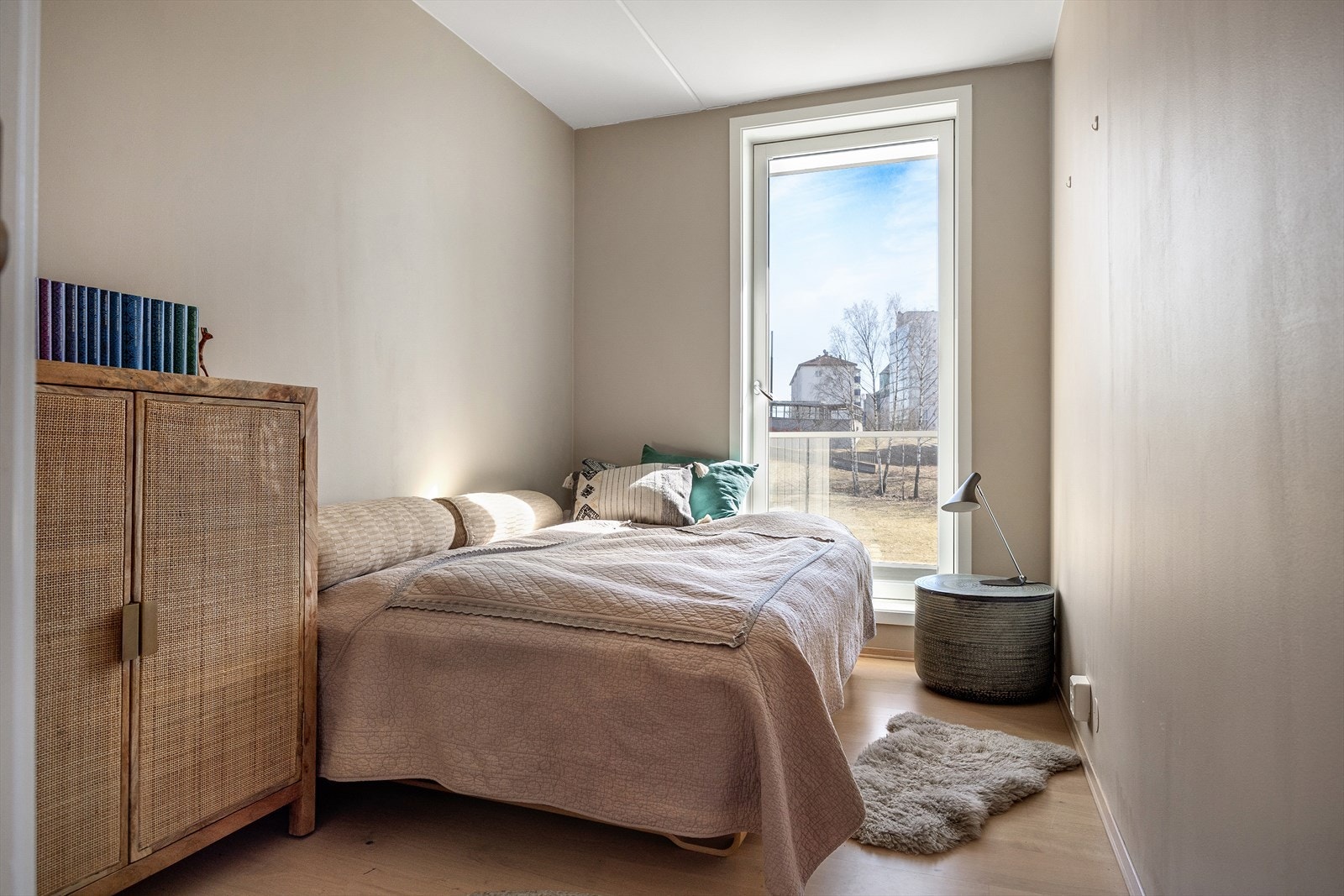 Soverom 2 er romslig, med plass til seng og øvrige møbler. Fra dette soverommet er det også direkte utgang til den sydvendte balkongen. Galleribilde